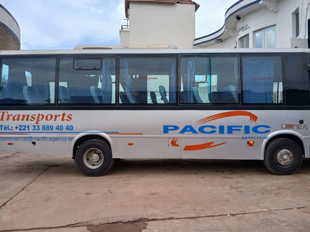 Minibus aux couleurs de Pacific Agency, vu de profil