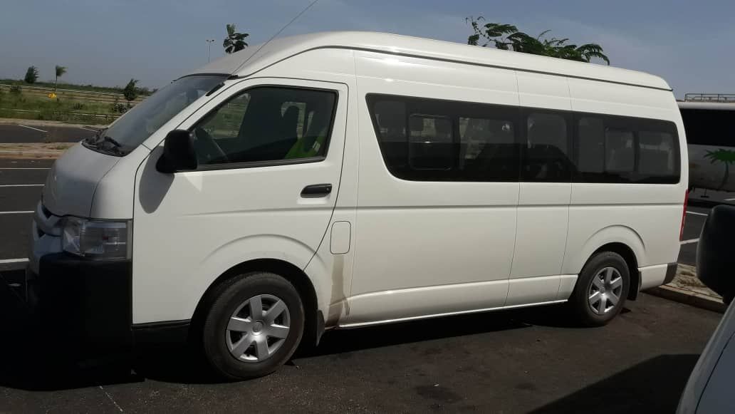 Minibus Toyota Hiace blanc, vue de profil
